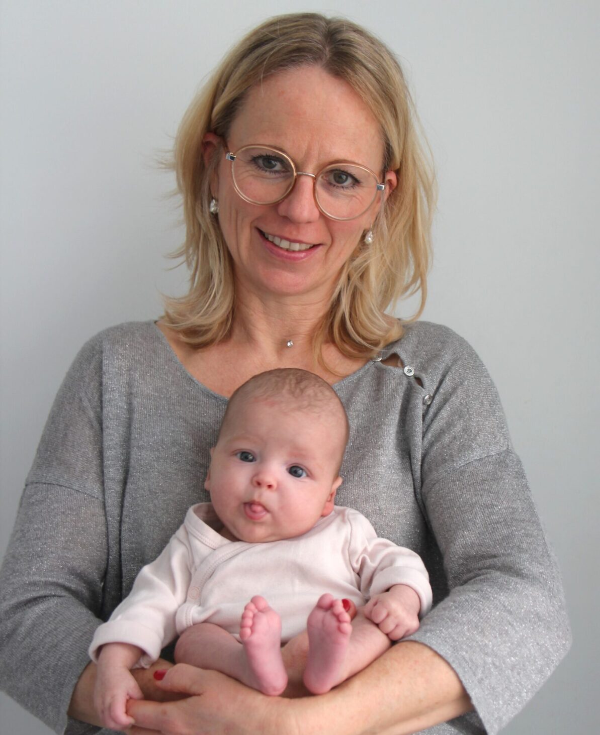 Florence et Lyna Cette image représente Florence tenant dans ses bras un bébé